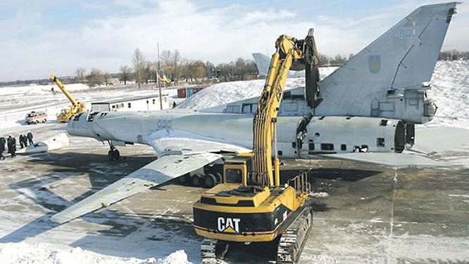Ukraine “xẻ thịt” máy bay chiến lược, bán tháo công nghệ tên lửa ảnh 1