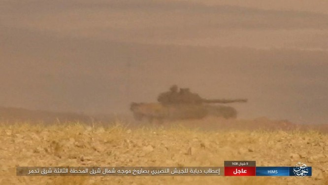 Khốc liệt cuộc chiến giải cứu Deir Ezzor, IS bắn cháy xe tăng Syria (chùm video) ảnh 1