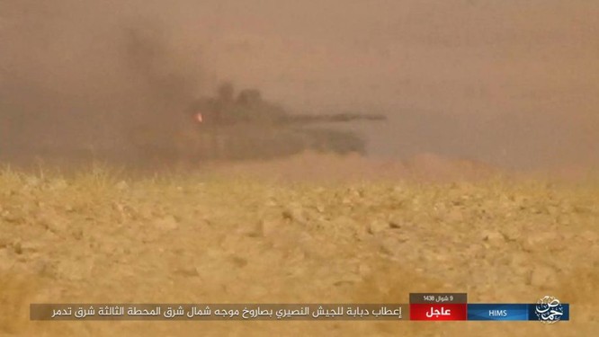 Khốc liệt cuộc chiến giải cứu Deir Ezzor, IS bắn cháy xe tăng Syria (chùm video) ảnh 2