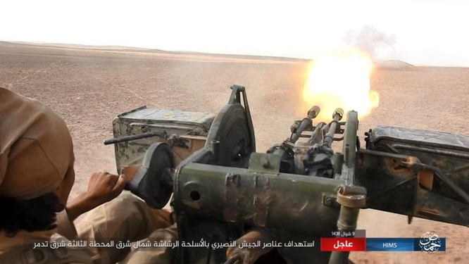 Khốc liệt cuộc chiến giải cứu Deir Ezzor, IS bắn cháy xe tăng Syria (chùm video) ảnh 4