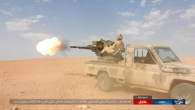 Khốc liệt cuộc chiến giải cứu Deir Ezzor, IS bắn cháy xe tăng Syria (chùm video) ảnh 5