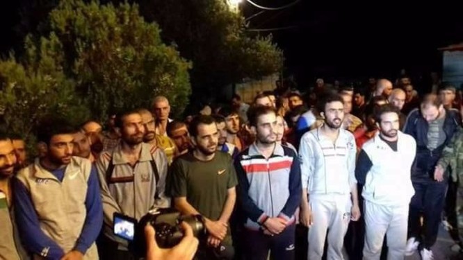 Phiến quân Syria trao trả phi công bị bắn rơi và 30 lính chính phủ ảnh 1