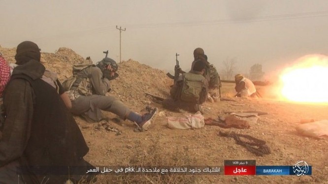 IS bất ngờ "trở giáo" tung đòn đánh người Kurd tại mỏ dầu chiến lược Al-Omar ảnh 9