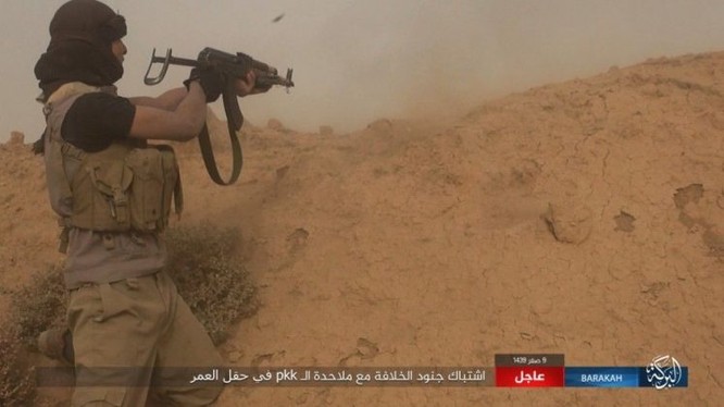 IS bất ngờ "trở giáo" tung đòn đánh người Kurd tại mỏ dầu chiến lược Al-Omar ảnh 10