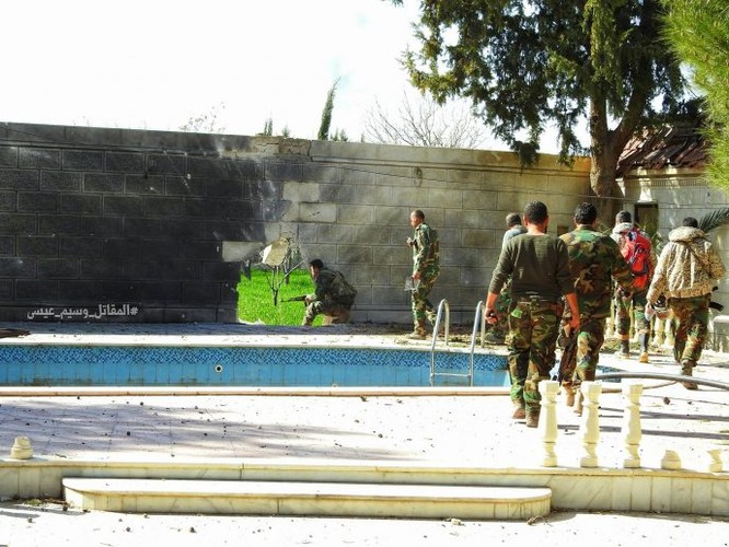 “Hổ Syria” chủ công xung trận chiếm thị trấn trọng yếu, sắp chia cắt Đông Ghouta ảnh 8