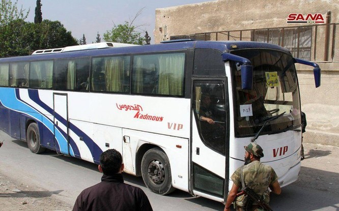 Nhóm thánh chiến Syria đầu hàng ở Đông Ghouta sắp di tản đợt 2, Mỹ đe “đạn lên nòng” tấn công Syria ảnh 1