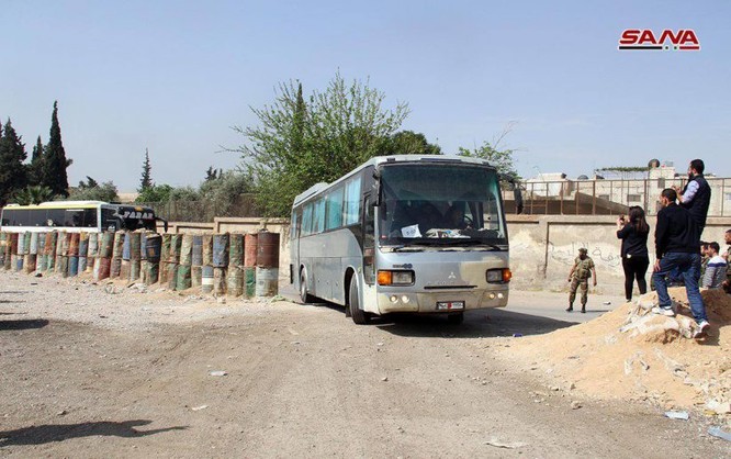 Nhóm thánh chiến Syria đầu hàng ở Đông Ghouta sắp di tản đợt 2, Mỹ đe “đạn lên nòng” tấn công Syria ảnh 3