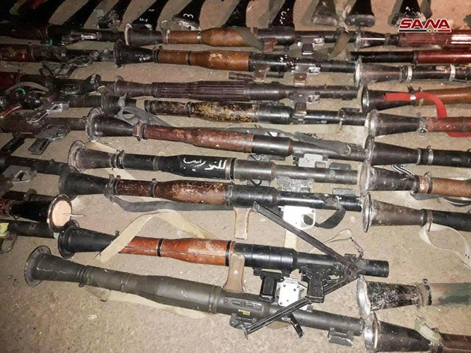 Nhóm thánh chiến cố thủ Đông Ghouta ồ ạt đầu hàng, giao nộp vũ khí cho quân đội Syria ở Douma ảnh 1