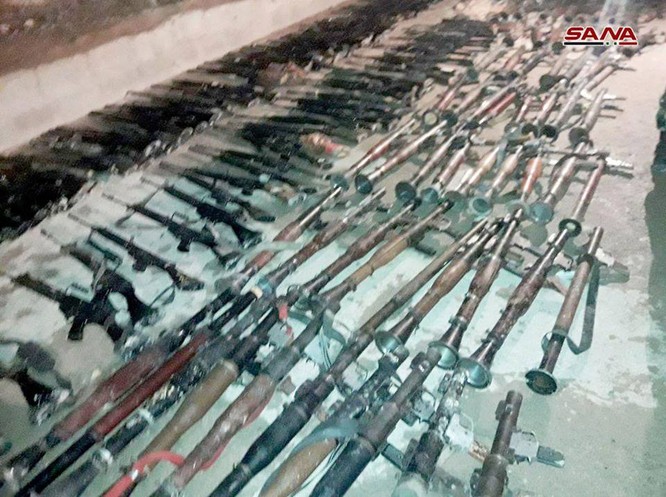 Nhóm thánh chiến cố thủ Đông Ghouta ồ ạt đầu hàng, giao nộp vũ khí cho quân đội Syria ở Douma ảnh 2