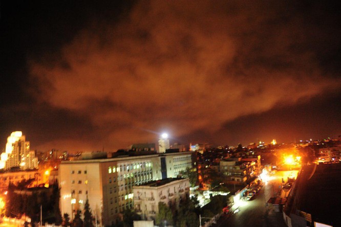 Hơn 100 tên lửa Mỹ, Anh, Pháp ồ ạt tấn công những mục tiêu nào ở Syria ảnh 3