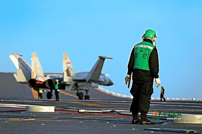 Trung Quốc tiến hành huấn luyện phi công máy bay chiến đấu J-15 trên tàu sân bay Liêu Ninh. Ảnh: Tin tức Tham khảo, Trung Quốc.