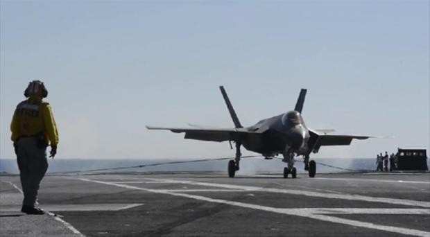 Máy bay chiến đấu tấn công liên hợp tàng hình F-35C hạ cánh trên tàu sân bay động cơ hạt nhân USS Nimitz (ảnh tư liệu)