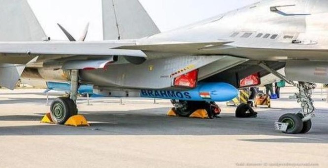 Tên lửa hành trình siêu âm BrahMos lắp cho máy bay chiến đấu Su-30MKI của Không quân Ấn Độ. Ảnh: Sina