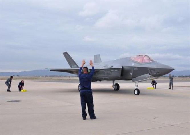 Nhật Bản nhận chiếc máy bay chiến đấu tàng hình F-35A đầu tiên tại căn cứ không quân Luke, bang Arizona, Mỹ