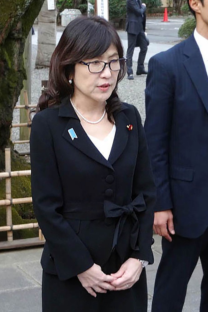 Bà Tomomi Inada, Bộ trưởng Quốc phòng Nhật Bản viếng đền Yasukuni. Ảnh: Thời báo Hoàn Cầu