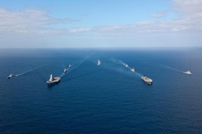 Hai tàu sân bay Ấn Độ phô diễn trên biển (ảnh tư liệu)