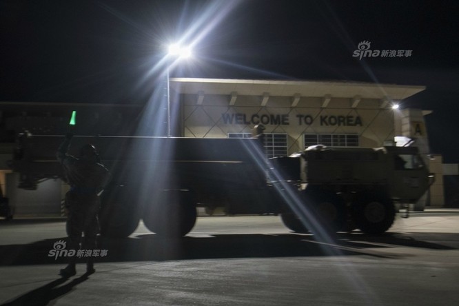 Ngày 6/3/2017, hệ thống phòng thủ khu vực tầm cao đoạn cuối (THAAD) Mỹ bắt đầu được triển khai ở Hàn Quốc. Ảnh: Sina