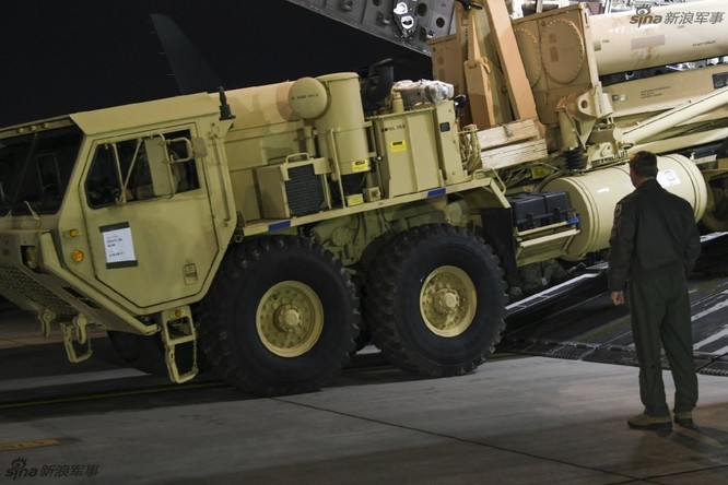 Ngày 6/3/2017, hệ thống phòng thủ khu vực tầm cao đoạn cuối (THAAD) Mỹ bắt đầu được triển khai ở Hàn Quốc. Ảnh: Sina