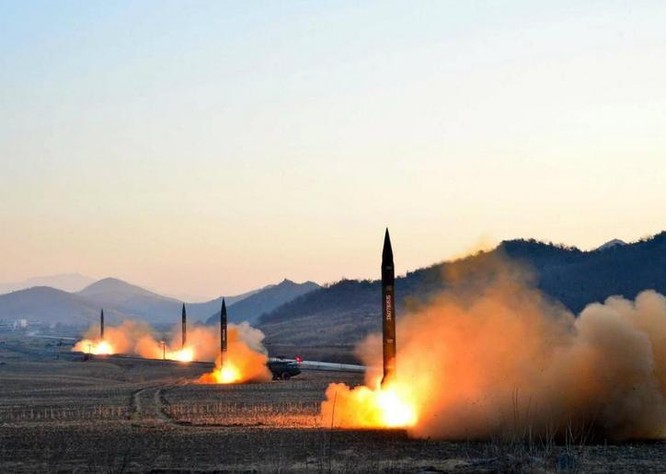 Ngày 6/3/2017, Triều Tiên phóng 4 quả tên lửa đạn đạo về biển Nhật Bản. Ảnh: US News & World Report