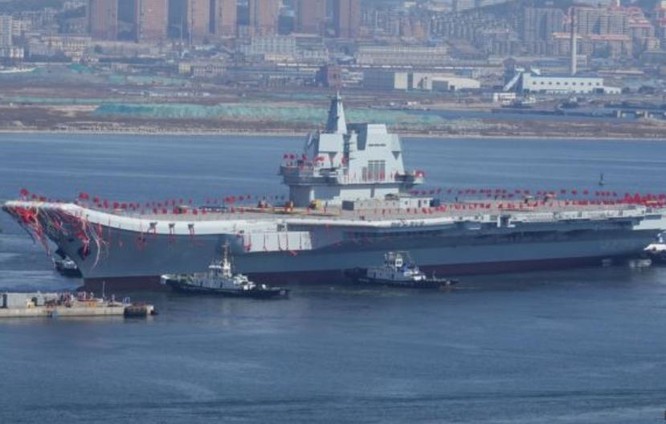 Ngày 26/4/2017, tàu sân bay tự chế đầu tiên Type 001A Trung Quốc hạ thủy. Ảnh: Reuters