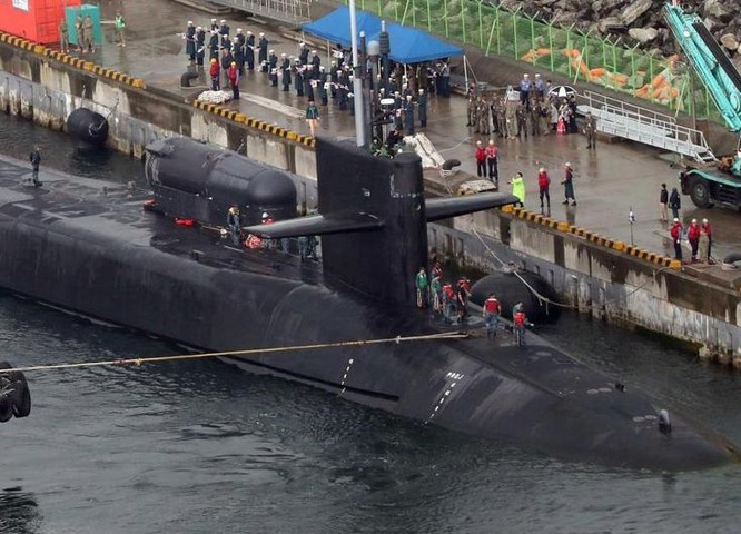 Tàu ngầm động cơ hạt nhân USS Michigan hải quân Mỹ. Ảnh: The Sun