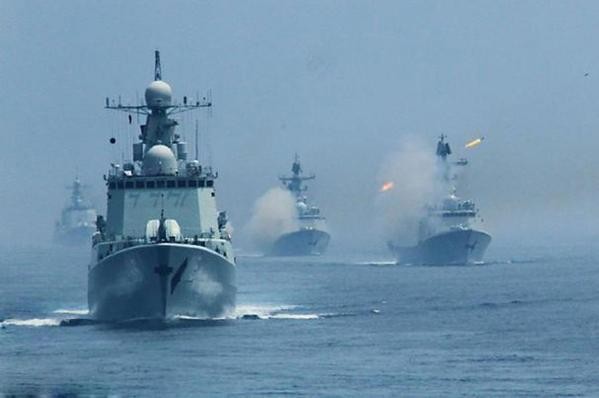 Tàu chiến Trung Quốc và Nga trong một cuộc tập trận chung năm 2013.