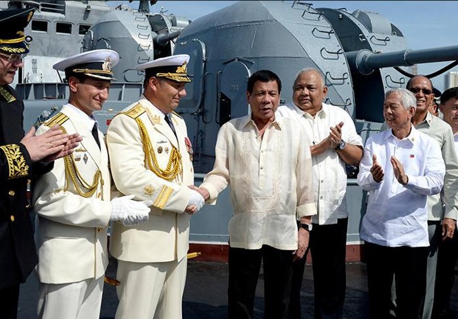 Tháng 1/2017, Tổng thống Philippines Rodrigo Duterte thăm tàu chiến Nga. Ảnh: Sputnik News.