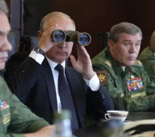 Tổng thống Nga Vladimir Putin quan sát cuộc tập trận