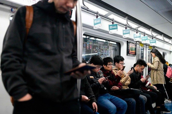 Ngồi dạng chân trên tàu tại Trung Quốc sẽ bị 'đưa vào sổ đen' ảnh 1