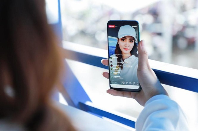 Galaxy A50s sạc nhanh 10 phút có 10 giờ nghe nhạc, camera 48 MP ảnh 6
