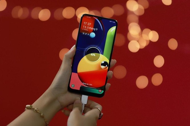 Galaxy A50s sạc nhanh 10 phút có 10 giờ nghe nhạc, camera 48 MP ảnh 3