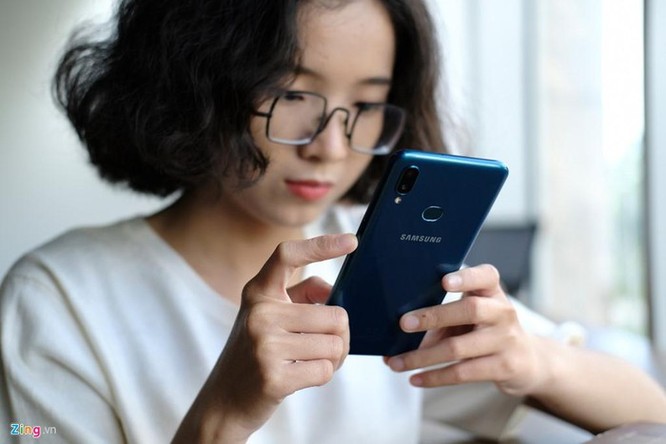 Galaxy A10s - chip mạnh, camera kép, pin 4.000 mAh, giá dưới 4 triệu ảnh 1