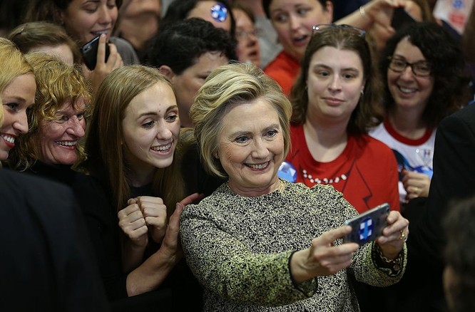 Có vẻ như chiến thắng trong cuộc đua vào Nhà Trắng đã hiển hiện trước mắt bà Clinton