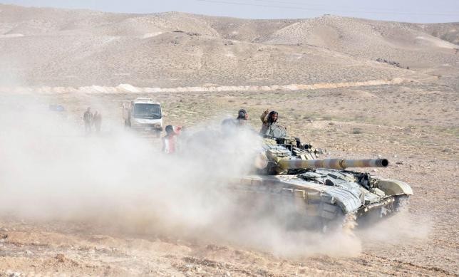 Xe tăng quân đội Syria ở ngoại vi thành phố Palmyra
