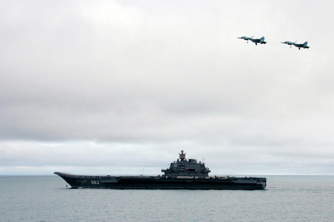 Chiến đấu cơ Su-33 bay trên tàu sân bay Đô đốc Kuznetsov đang tham chiến tại Syria.