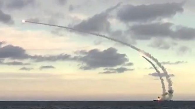 Tàu ngầm Nga phóng tên lửa hành trình Kalibr tấn công mục tiêu tại Syria