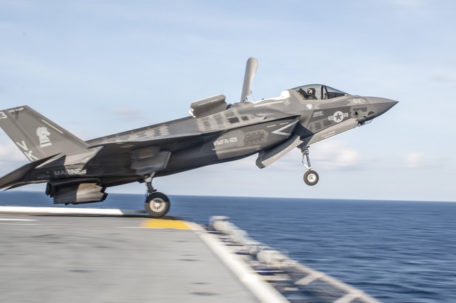 Chiến đấu cơ tàng hình F-35 xuất kích trên tàu sân bay Mỹ