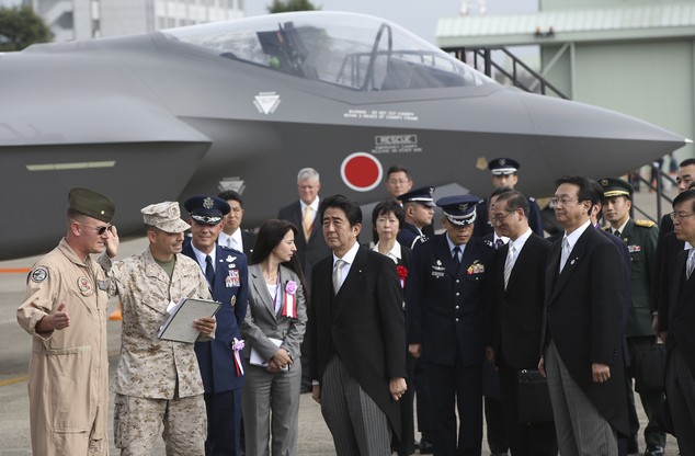Thủ tướng Nhật Bản Shinzo Abe thăm tàu sân bay Mỹ có trang bị chiến đấu cơ F-35B Mỹ