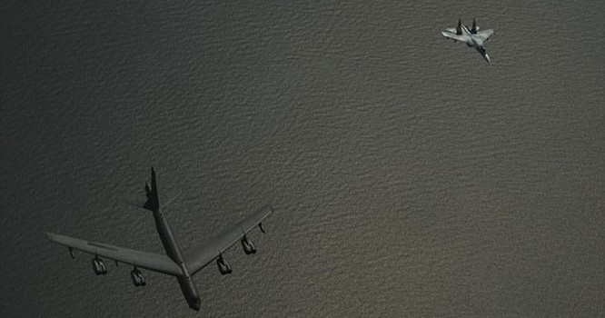 Chiến đấu cơ Su-27 Nga đánh chặn máy bay ném bom chiến lược B-52 Mỹ trên biển Baltic