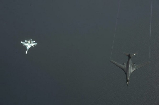 Su-27 Nga đánh chặn máy bay ném bom siêu thanh B-1B