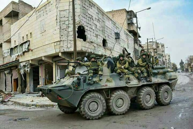 Binh sĩ Nga làm nhiệm vụ ở thành phố Aleppo vừa được giải phóng