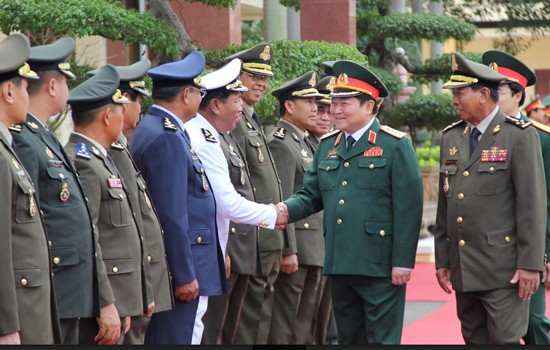 Bộ trưởng Quốc phòng Lào và Campuchia cùng lúc thăm Việt Nam ảnh 1