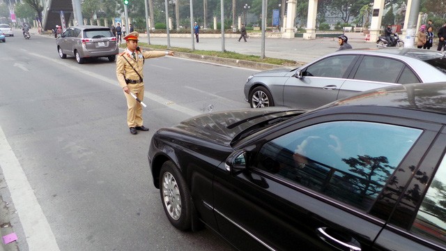 Hà Nội ra quân xử phạt ô tô, xe máy lấn làn buýt nhanh ảnh 8