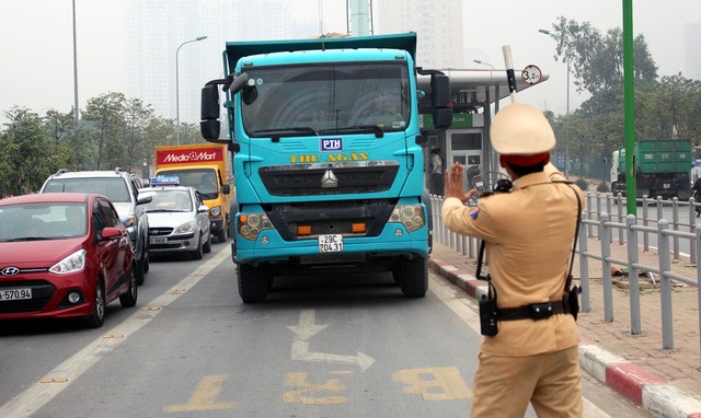 Hà Nội ra quân xử phạt ô tô, xe máy lấn làn buýt nhanh ảnh 9