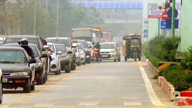Hà Nội ra quân xử phạt ô tô, xe máy lấn làn buýt nhanh ảnh 4