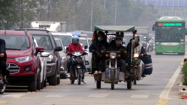 Hà Nội ra quân xử phạt ô tô, xe máy lấn làn buýt nhanh ảnh 5