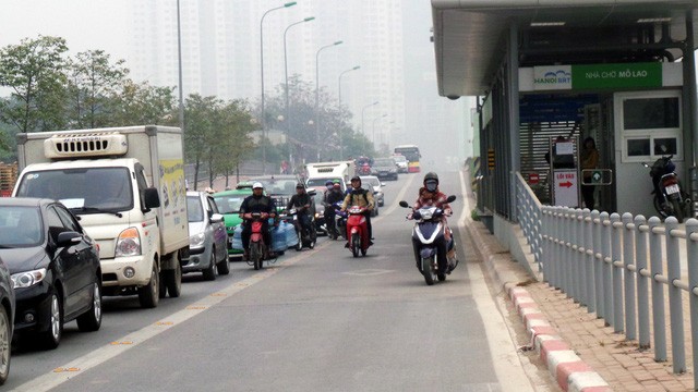 Hà Nội ra quân xử phạt ô tô, xe máy lấn làn buýt nhanh ảnh 2