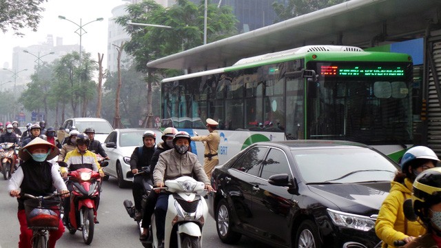 Hà Nội ra quân xử phạt ô tô, xe máy lấn làn buýt nhanh ảnh 6