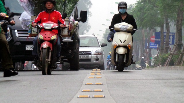 Hà Nội ra quân xử phạt ô tô, xe máy lấn làn buýt nhanh ảnh 3