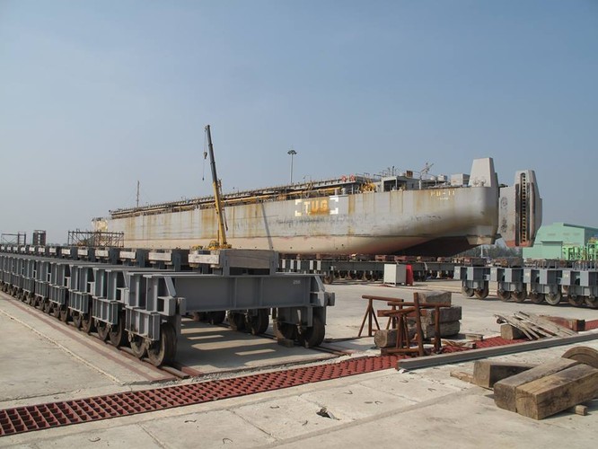 Xe đưa tàu hút bùn của dự án Lạch Huyện vào bãi sửa chữa của Nhà máy sửa chữa tàu biển Nosco - Vinalines. Ảnh Bùi Phú